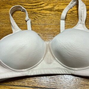 Vanity Fair bra.  Adjustable straps can also be crisscross. Size 36C.